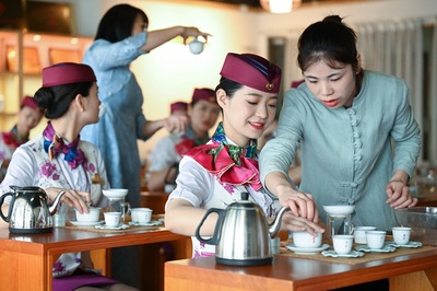 重慶:動車乘務(wù)員禮儀培訓(xùn)迎&ldquo;五一&rdquo;