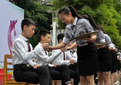 健康與禮儀巧妙結(jié)合 重慶七十一中運(yùn)動會展放和美教育