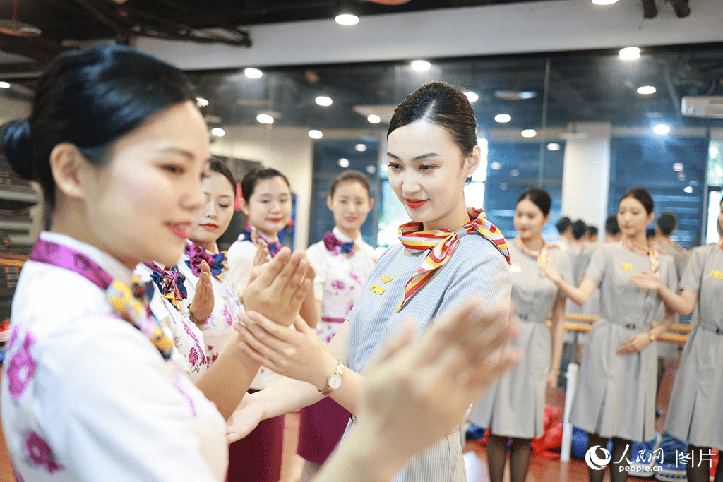 重慶:"空姐""動(dòng)姐" 攜手開展服務(wù)禮儀培訓(xùn)備戰(zhàn)暑運(yùn)_頻道_表述_方面
